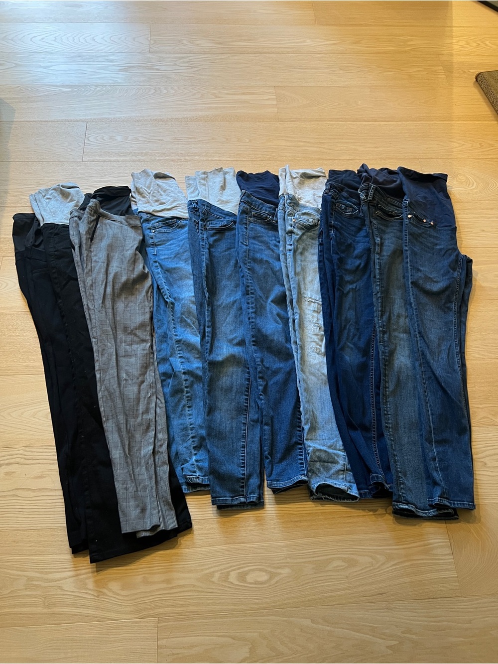 Bundle of maternity pants and jeans XS